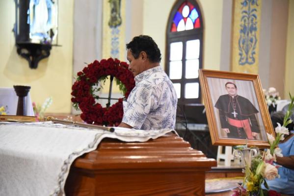 Gobernador en velatorio de Monseñor Miguel Olaortúa 1