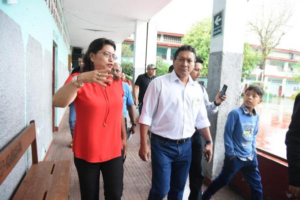 Gobernador con la directora de Rosa Agustina