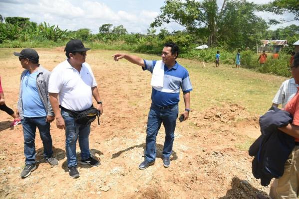 Gobernador en terrenos de futuro hospital de Indiana