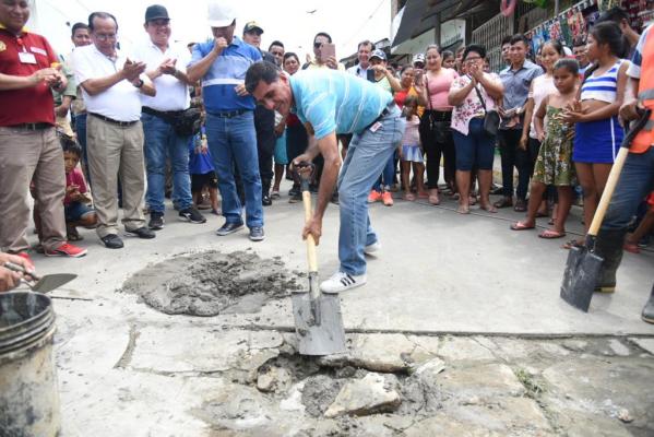 Colocacón de primer cascajo en calle de Mazán