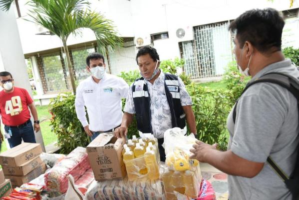 Gorel entrega viveres a varados en el aeropuerto  (1)