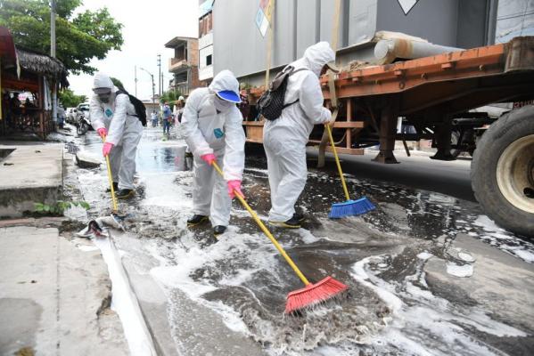 Baldeo y fumigaci+¦n de calles (2)