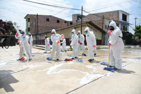 Baldeo y desinfeccion de calles