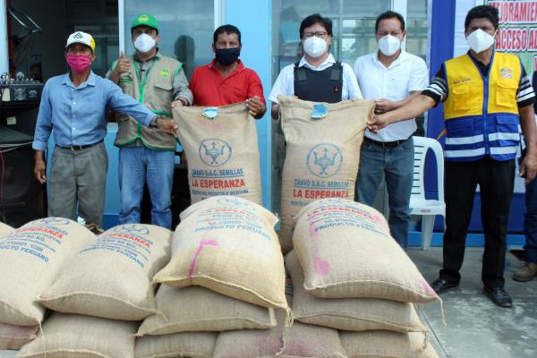 Entrega de arroz por la DRAL