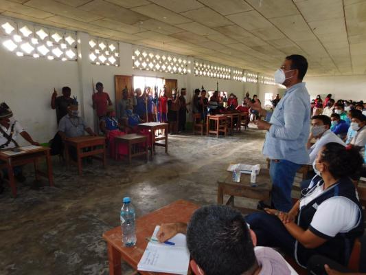 Reunión en el distrito de Urarina, comunidad de Concordia