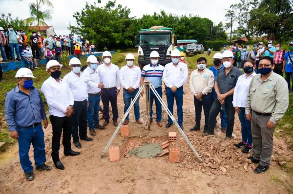 Primer ladrillo en carretera Santo Tomás