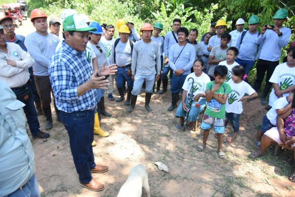 Gobernador dialoga con beneficiarios del proyecto de reforestación