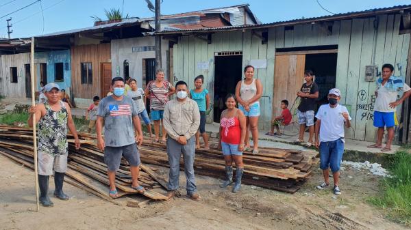 Entrega de madera para construccion de puentes