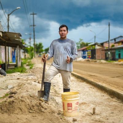 Joven obrero trabajador de la carretera Santo Tomas