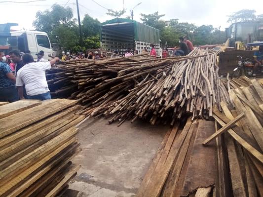 Entrega de madera para apoyo en Inundaciones