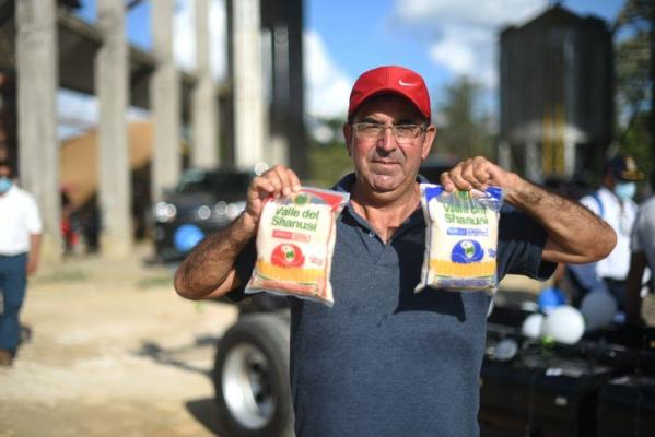 Entrega de camion a agricultores valle del shanusi (2)