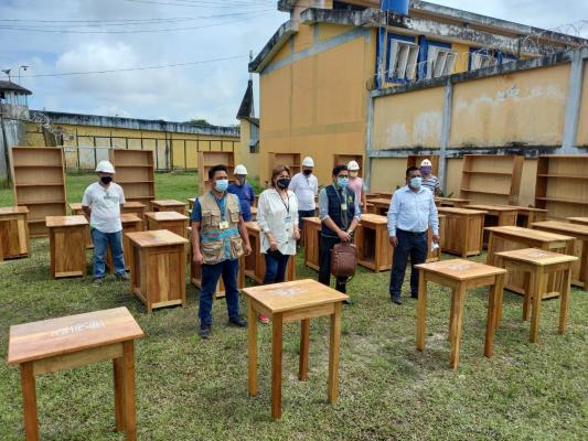 Muebles con madera donada por el Gore